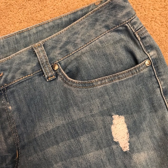 JW Style Denim Blue Jeans Size 12 Capris Distressed Embroidered Touch of Bling - Picture 11 of 14